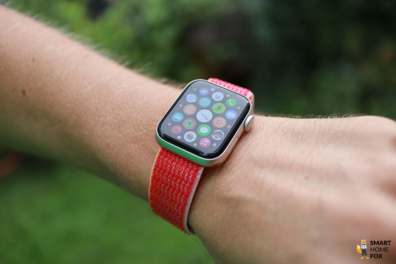 Man sieht die Apps auf der Apple Watch SE.